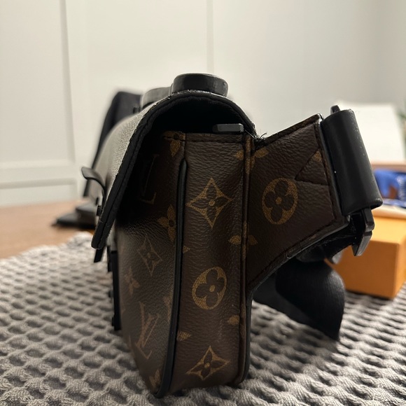 Louis Vuitton sling bag - Picture 5 of 7